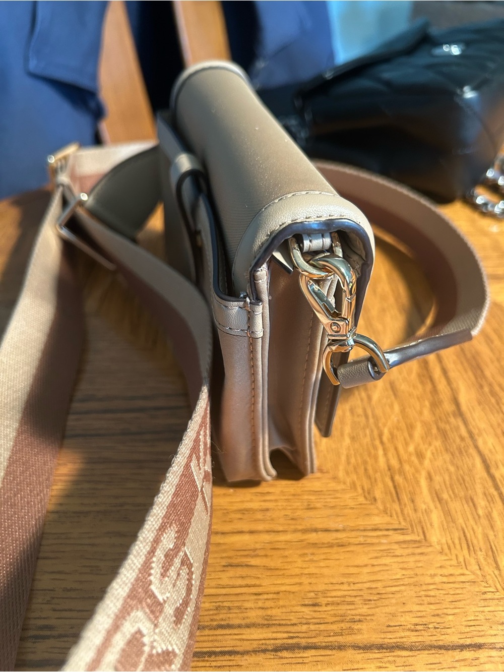 Michael Kors Beige/Tan Crossbody Bag with Branded Strap - Picture 4 of 9